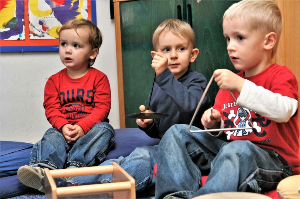 Kinder mit Musikinstrumenten