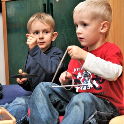 Kinder mit Musikinstrumenten